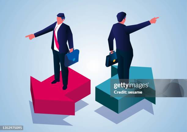 異なる方向に矢の上に立つ2人のビジネスマンは、異なる方向を指し示し、意見や考えの意見の相違。 - suspicion点のイラスト素材／クリップアート素材／マンガ素材／アイコン素材