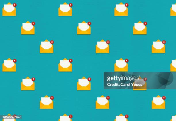 yellow envelope with notification-email concept:seamless pattern - inbox filing tray stockfoto's en -beelden