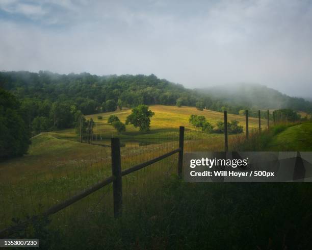 scenic view of field against sky,dubuque,iowa,united states,usa - dubuque fotografías e imágenes de stock