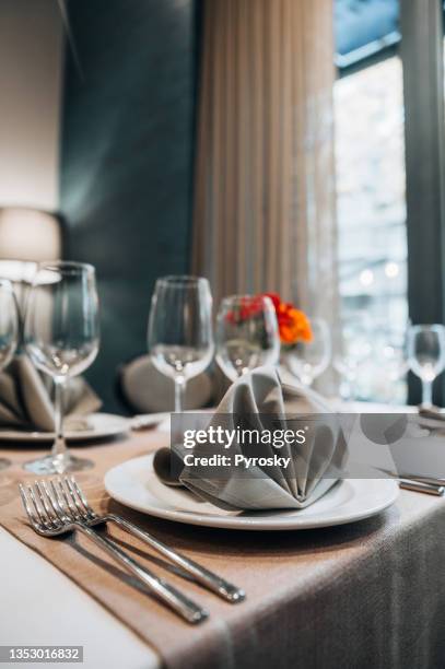 eleganter tisch im modernen stil esszimmer interieur - serviette stock-fotos und bilder