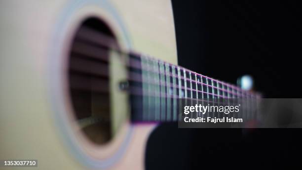 close up acoustic guitar - bas nylon stockfoto's en -beelden