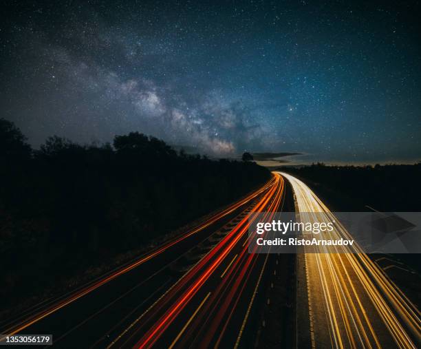 autopista del reino unido por la noche - dividing line road marking fotografías e imágenes de stock