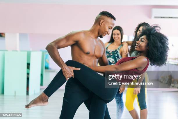 group of dancers practicing in studio - merengue imagens e fotografias de stock