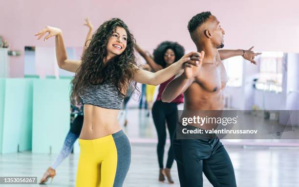 paartänzer üben im studio, händchen halten - salsa lateinamerikanischer tanz stock-fotos und bilder