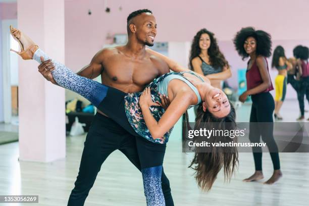 grupo de bailarines practicando en estudio - merengue fotografías e imágenes de stock