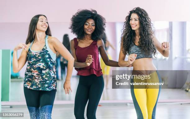 dancers practicing in studio - merengue imagens e fotografias de stock