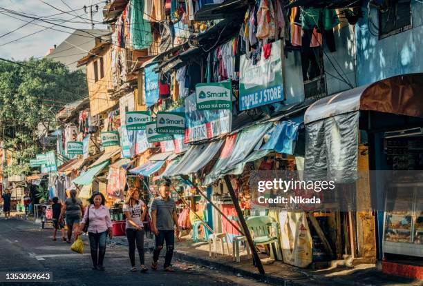 crowded street in manila, philippines - national capital region philippines stockfoto's en -beelden