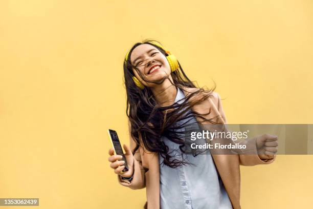 young asian woman with headphones - business smartphone happy spring fotografías e imágenes de stock