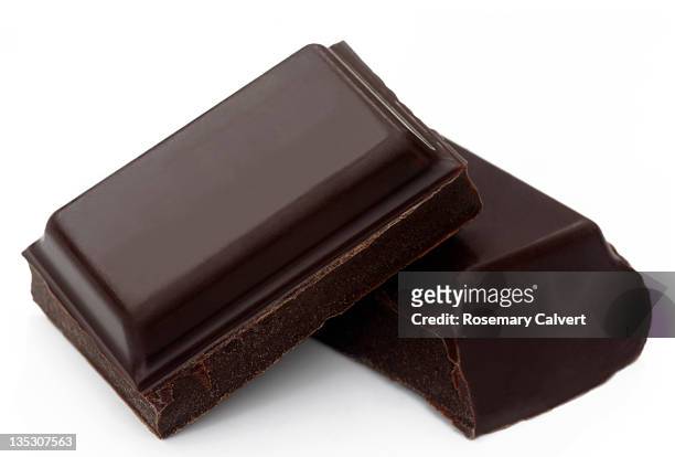 tempting squares of dark organic chocolate - chocolat noir photos et images de collection