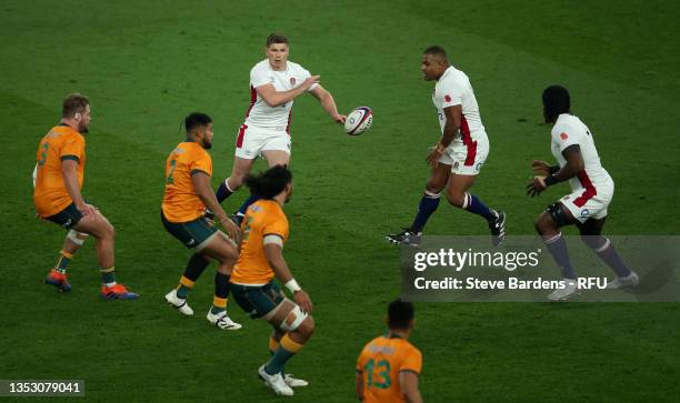 Owen Farrell of England makes a pass towards Maro Itoje of England during the Autumn Nations Series match between England and Australia at Twickenham...