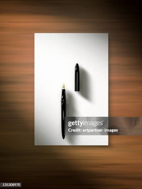 elegant fountain pen on dark wooden table - vulpen stockfoto's en -beelden