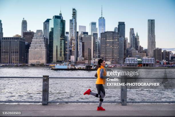 reaching daily health goals while exercising in a neighbourhood - brooklyn heights stock pictures, royalty-free photos & images