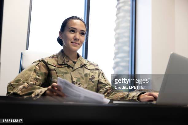 militärangehöriger der luftwaffe in einem büro - us air force stock-fotos und bilder