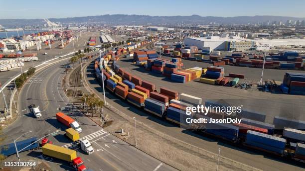 cargo logistics at the port of oakland - oakland californië stockfoto's en -beelden