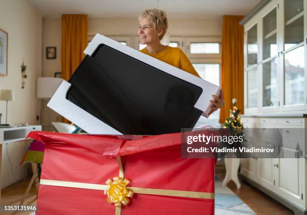 receiving a big tv set for christmas - smart tv stock pictures, royalty-free photos & images