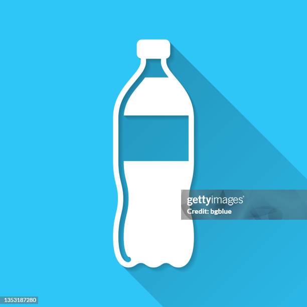 ilustrações, clipart, desenhos animados e ícones de garrafa de refrigerante. ícone em fundo azul - design plano com sombra longa - soda bottle
