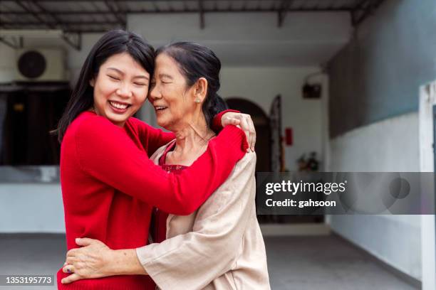 retrouvailles émouvantes entre la mère et la fille adulte - merci de votre attention photos et images de collection