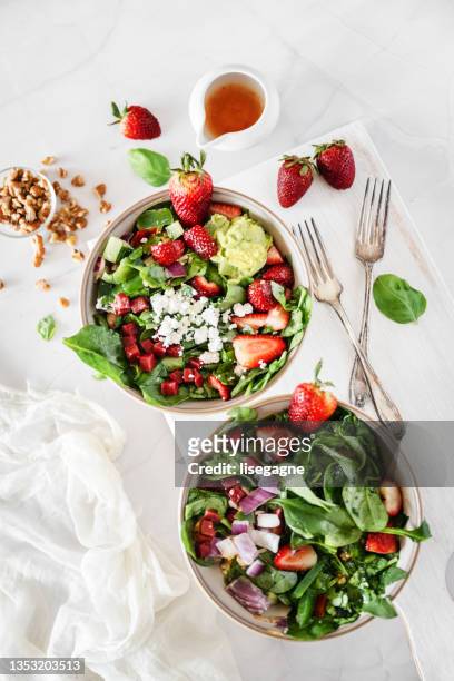 strawberries and spinach salad - salad stockfoto's en -beelden