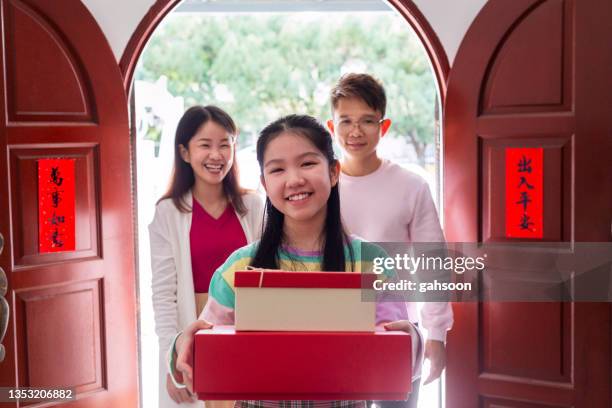 familienbesuch mit geschenken während des chinesischen neujahrsfestes - family front door stock-fotos und bilder