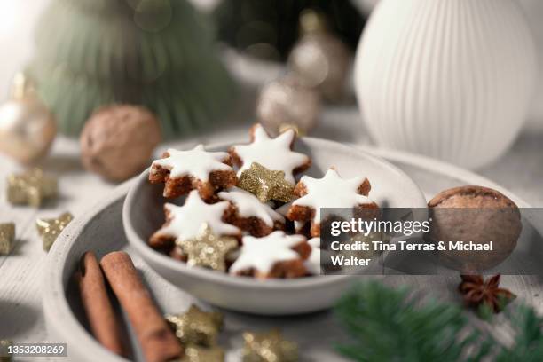 table decoration. christmas. christmas cookies in the shape of a star in a bowl. - zimtsterne stock-fotos und bilder