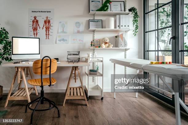 ufficio pediatra vuoto - sala di consultazione medica foto e immagini stock