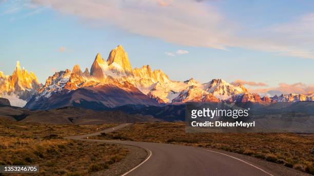 highway mount fitz roy in chaltén, patagonia - argentina - chalten stock pictures, royalty-free photos & images