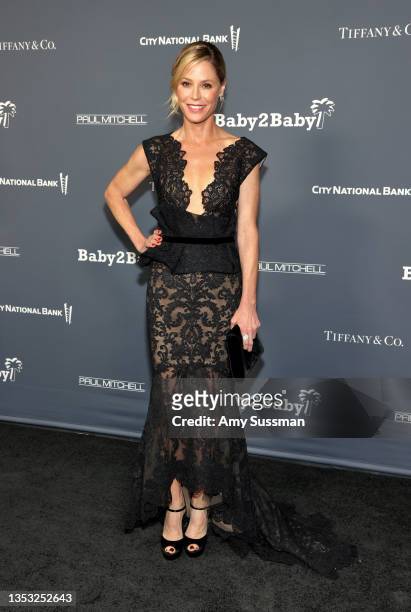 Julie Bowen attends the Baby2Baby 10-Year Gala presented by Paul Mitchell on November 13, 2021 in West Hollywood, California.