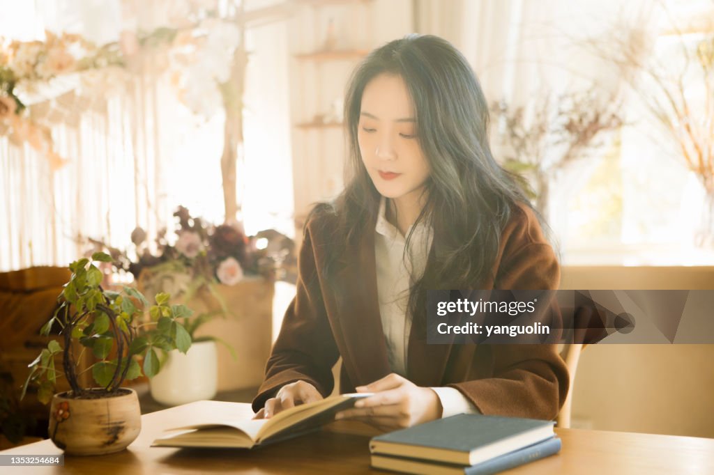 Young women make reading books in coffee shops