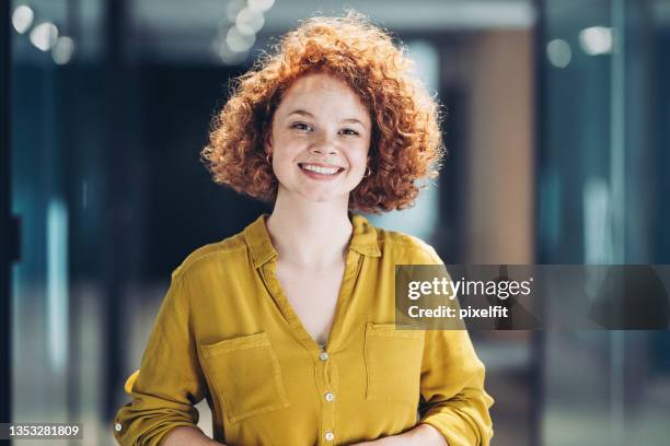 porträt einer lächelnden jungen rothaarigen - studentin stock-fotos und bilder