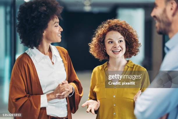 gruppe von geschäftsleuten im gespräch - group women smiling stock-fotos und bilder