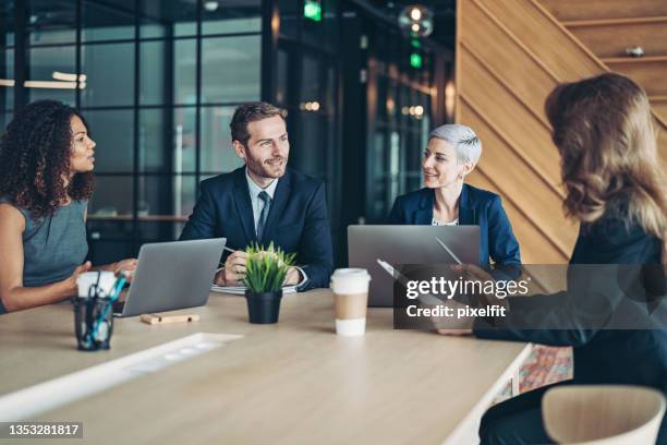 business team working together - man met een groep vrouwen stockfoto's en -beelden