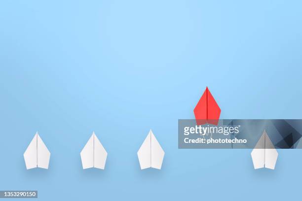 change concepts with red paper airplane leading among white - ontwikkeling stockfoto's en -beelden