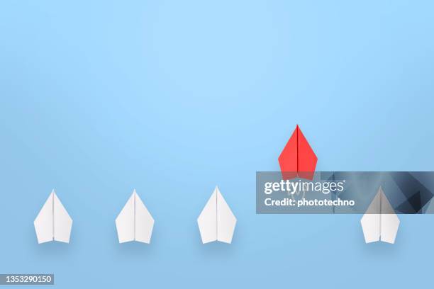 change concepts with red paper airplane leading among white - solução imagens e fotografias de stock