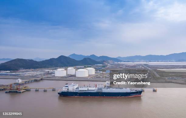 aerial view of a liquefied natural gas (lng) tanker moored to the jetty,zhoushan,zhejiang province,china - lng stock-fotos und bilder