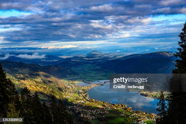 schöne abendliche herbstansicht.  ossiacher see in südösterreich - carinthia stock-fotos und bilder