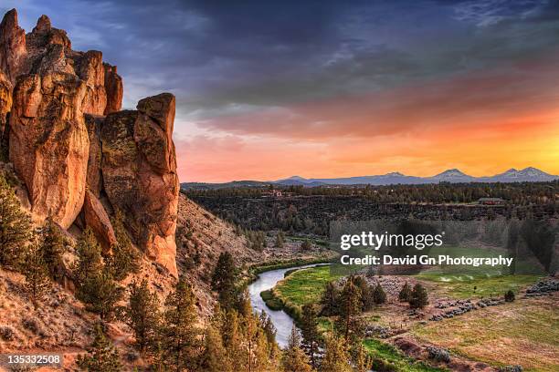 sunset at smith rock state park in oregon - smith rock state park stockfoto's en -beelden