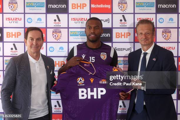 Daniel Sturridge of the Glory poses with club owner Tony Sage and CEO Tony Pignata following a media conference during a Perth Glory A-League Media...