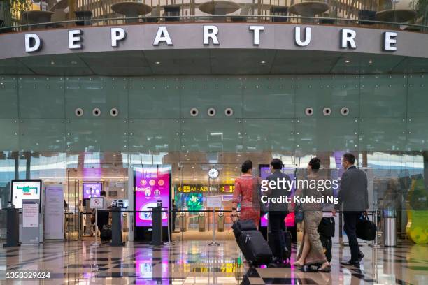 singapore airlines cabin crew walking towards departure gate at changi airport - changi airport stock pictures, royalty-free photos & images