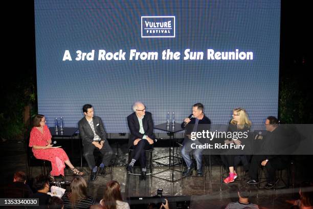 Kathryn VanArendonk, Joseph Gordon-Levitt, John Lithgow, French Stewart, Kristen Johnston, and Wayne Knight speak at A ‘3rd Rock From the Sun’...