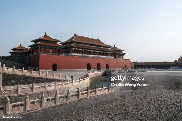 side view of the meridian gate of the forbidden city - beijing photos et images de collection