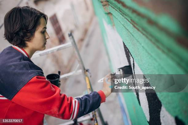 pintura de artista de rua na parede - street artist - fotografias e filmes do acervo