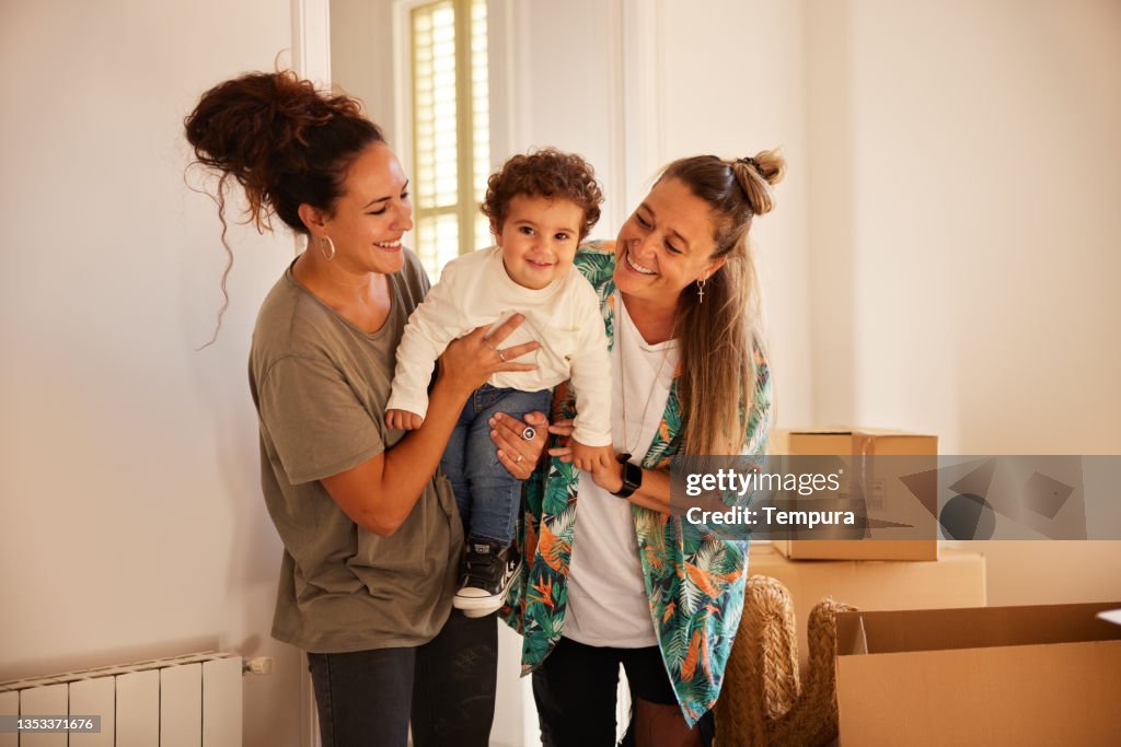 A female LGBT couple with a child moves to a new home.