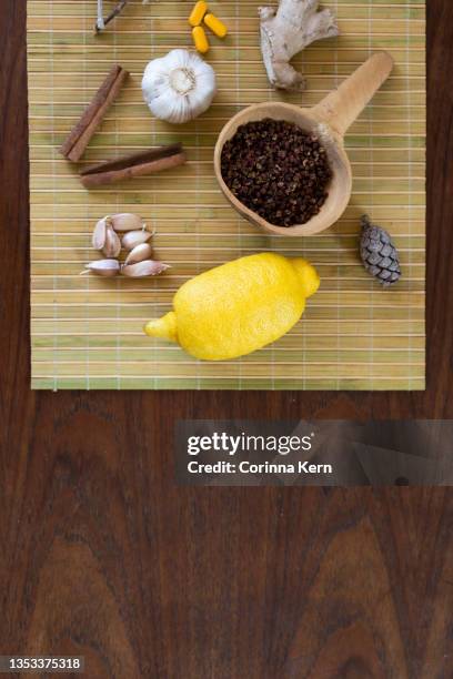 natural herbs and spices on background - table top shot stock-fotos und bilder