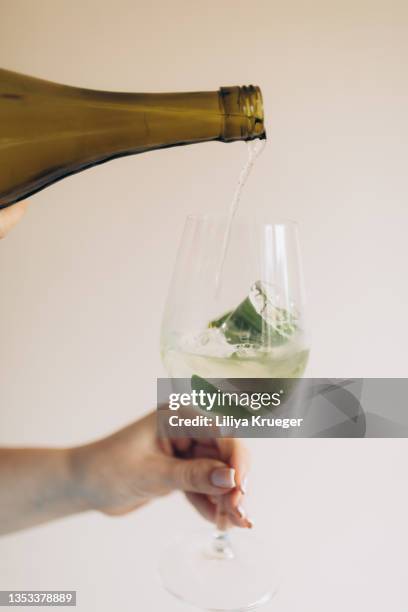 white wine. - cabernet sauvignon grape stock-fotos und bilder
