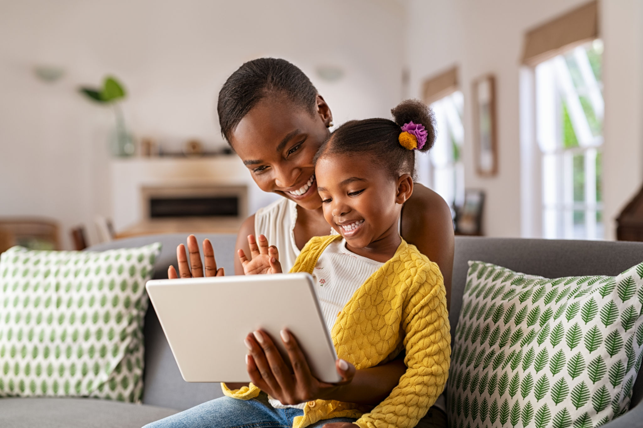 Mignonne petite fille et mère africaine utilisant une tablette numérique pour passer un appel vidéo Mignonne petite fille et mère africaine utilisant une tablette numérique pour passer un appel vidéo