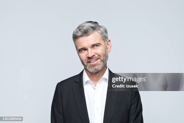 headshot des überraschten reifen geschäftsmannes - portrait of business man looking surprised stock-fotos und bilder