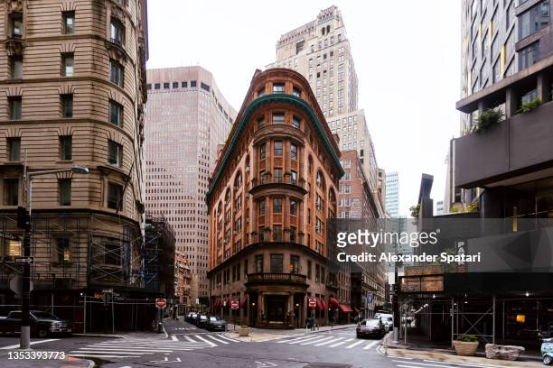 street in manhattan downtown, new york city, usa - staat new york stockfoto's en -beelden