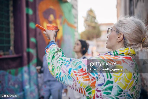 female street artists - street artist stock pictures, royalty-free photos & images