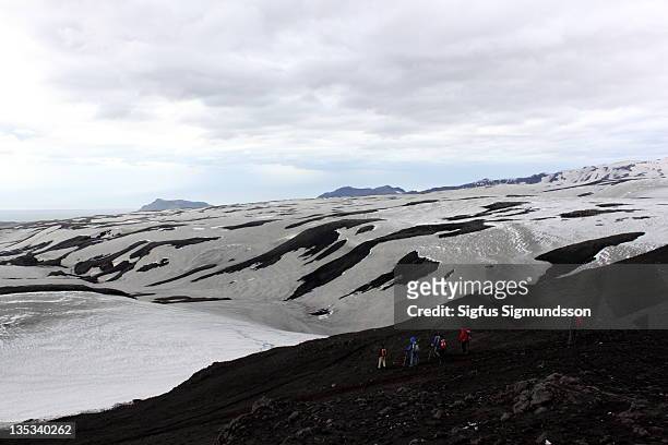 people hiking on mountain - fimmvorduhals volcano imagens e fotografias de stock