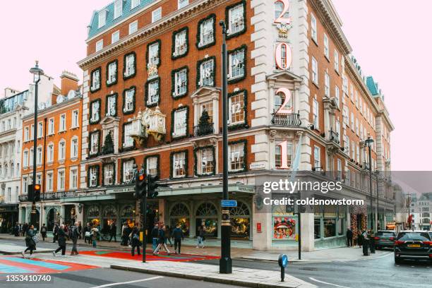 exterior of fortnum & mason store decorated for christmas in london, uk - fortnum and mason imagens e fotografias de stock